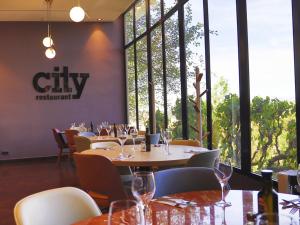 ห้องอาหารหรือที่รับประทานอาหารของ Ciutat de Granollers