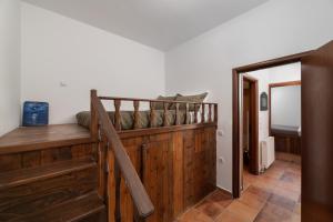 Láerma的住宿－Pure Nature Cottage，客房设有双层床和镜子。