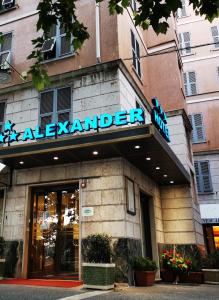 un panneau à l'avant d'un bâtiment dans l'établissement New Alexander Hotel, à Gênes