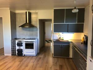 Kuchyň nebo kuchyňský kout v ubytování Trevlig villa mellan sjöarna i Vistträsk By. + 11 fotografií