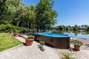 una piscina in mezzo a un lago di Kővágó Vendégház Nagyfoki holtág a Szarvas