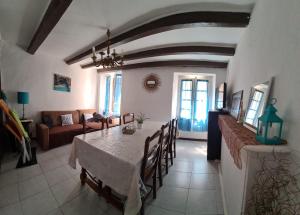 a living room with a table and a couch at Maison de Vacances Renno in Renno