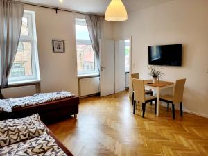 een woonkamer met een tafel en een eetkamer bij Buchengasse Apartment Vienna - Free Highspeed-Internet in Wenen