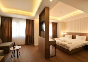 斯特鲁加Hotel Freya的配有床和沙发的酒店房间