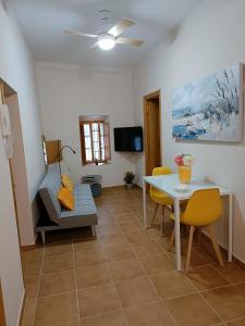 A television and/or entertainment centre at Casa AMALFi, Coqueta casa Centro histórico de Vejer