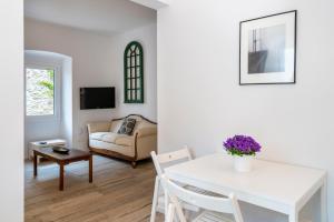 Televízia a/alebo spoločenská miestnosť v ubytovaní Alta House Apartments 3 Calas