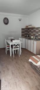 eine Küche und ein Esszimmer mit einem Tisch und Stühlen in der Unterkunft House Irena in Budva