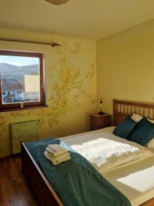 Un pat sau paturi într-o cameră la Krka River Lodge