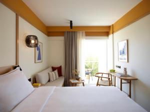Postel nebo postele na pokoji v ubytování Brown Beach Evia Island, All Inclusive in Eretria, a member of Brown Hotels
