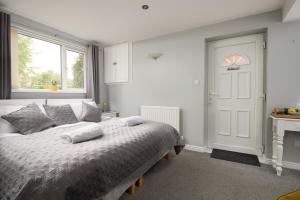um quarto com uma cama e uma janela em Morwick House B&B em Warkworth