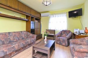 - un salon avec deux canapés et une télévision dans l'établissement House Fazana 1456, à Fažana