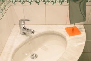 Via Tasso 69 في نابولي: بالوعة بها صنبور في الحمام