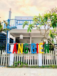 een wit hek met het Amex teken op een huis bij Làng biển Homestay in Quang Ngai
