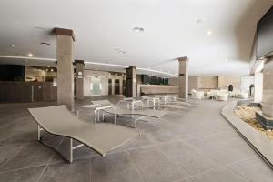 Una televisión o centro de entretenimiento en Hotel Envia Almería Spa & Golf