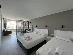 um quarto de hotel com duas camas e uma cadeira em Hotel Peninsula em Istambul