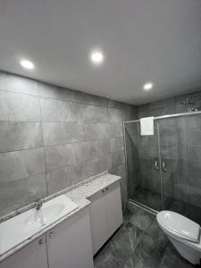 y baño con lavabo, ducha y aseo. en Hotel Peninsula en Estambul