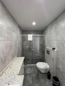 uma casa de banho com um chuveiro e um WC. em Hotel Peninsula em Istambul