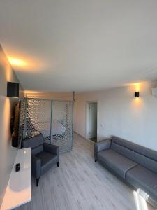 Sala de estar con 2 sofás y mesa en Hotel Peninsula en Estambul