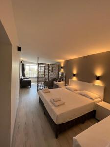1 dormitorio con 1 cama grande y sala de estar en Hotel Peninsula, en Estambul