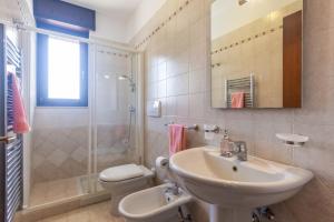 łazienka z umywalką, toaletą i prysznicem w obiekcie Roomy Apartment with Terrace & Parking w mieście Lecce