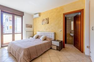 - une chambre avec un grand lit et une salle de bains dans l'établissement Roomy Apartment with Terrace & Parking, à Lecce
