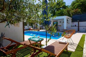 Bazén v ubytování Villa Marela with Heated Swimming Pool nebo v jeho okolí