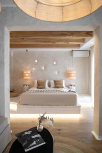 Un dormitorio con una cama grande con luces. en TERRA FOS NAXOS STUDIOS, en Naxos Chora