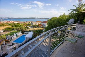 Вид на бассейн в Villa Marela with Heated Swimming Pool или окрестностях