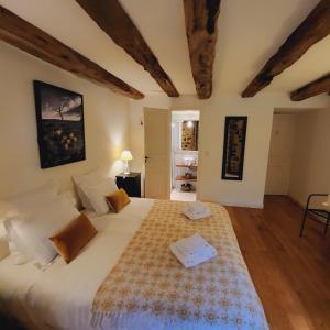 um quarto com uma cama grande num quarto em Le Mas de Rigoulac chambre Zen SPA sur réservation em Bouyssounouse