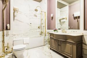 A bathroom at Bosphorus Palace Hotel