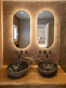 ナクソス・コラにあるTERRA FOS NAXOS STUDIOSのバスルーム(鏡の前に洗面台2つ付)
