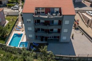 Bazén v ubytování Apartments Karlo nebo v jeho okolí