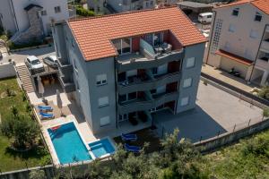 Bazén v ubytování Apartments Karlo nebo v jeho okolí