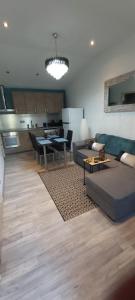 un salon avec un canapé et une table dans l'établissement Gîte le jardin d eau, à Lamothe-Montravel 12 autres photos