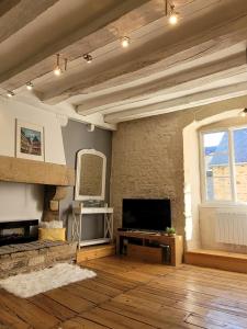 sala de estar con chimenea y TV en APPARTEMENT CHIC EN HYPER CENTRE DE VANNES, en Vannes