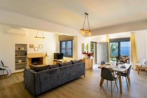 een woonkamer met een bank en een tafel bij Elounda Blue Waves in Elounda