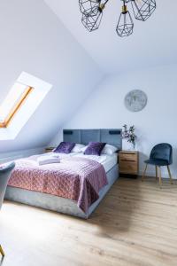 מיטה או מיטות בחדר ב-Apartamenty Krupówki 48B