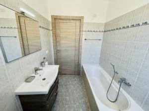 uma casa de banho com uma banheira e um lavatório e uma banheira em Argentario Holiday Home em Porto Santo Stefano