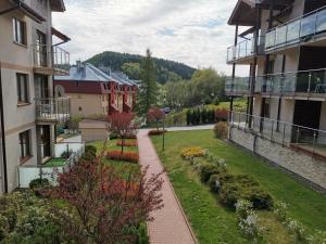 przejście między dwoma budynkami w mieście w obiekcie Apartamenty Miku w mieście Krynica Zdrój