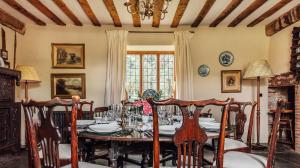 - une salle à manger avec une table et des chaises dans l'établissement A Luxury Tudor Hall & Gardens Located on Breath-Taking Norfolk Estate, à Norwich