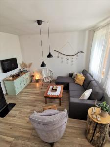 sala de estar con sofá y mesa en Holiday Home Little House on Papuk en Slatinski Drenovac