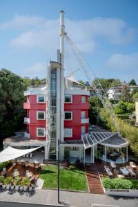 uma grua no topo de um edifício em Duparc Hotel em Gabicce Mare