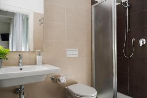 Koupelna v ubytování Club Hotel + 18 fotografií