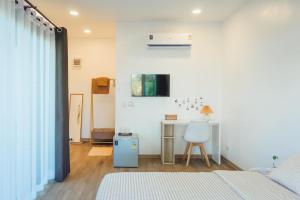 a bedroom with a bed and a desk with a chair at 29ฮีลลิ่ง สเปซ in Pua