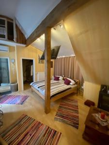 um quarto com uma cama num quarto em Phönix aus der Asche em Rhodt unter Rietburg