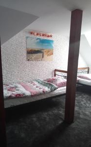 dwa łóżka w pokoju ze ścianą w obiekcie Willa Aurelcia w Świnoujściu