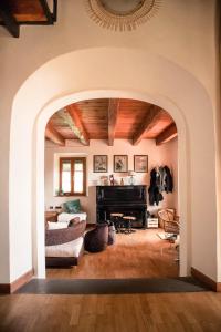 un arco en una sala de estar con chimenea en Social Garden en Calci