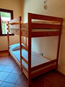 Le Tre Dimore - Rifugio Aceroni في San Biagio Saracinesco: سريرين بطابقين في غرفة