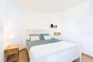 Łóżko lub łóżka w pokoju w obiekcie Home2Book Comfy Beachfront Radazul