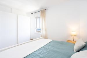 Łóżko lub łóżka w pokoju w obiekcie Home2Book Comfy Beachfront Radazul